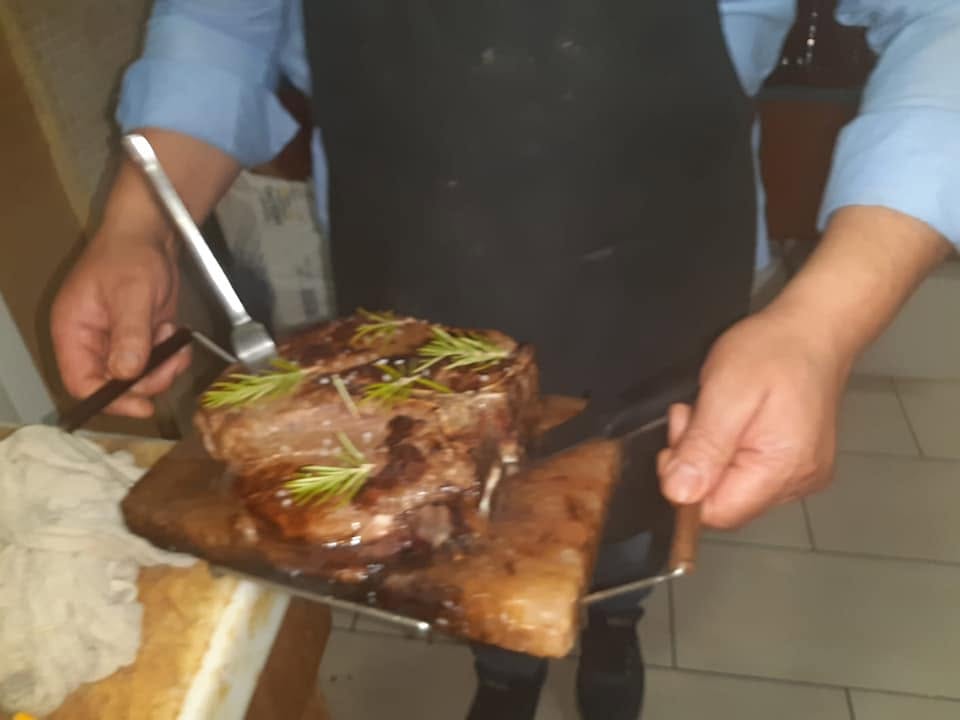 Costata di manzo grigliata con contorno di verdure