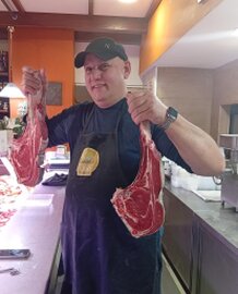 Interno di una bottega di prodotti tipici calabresi con banco espositivo