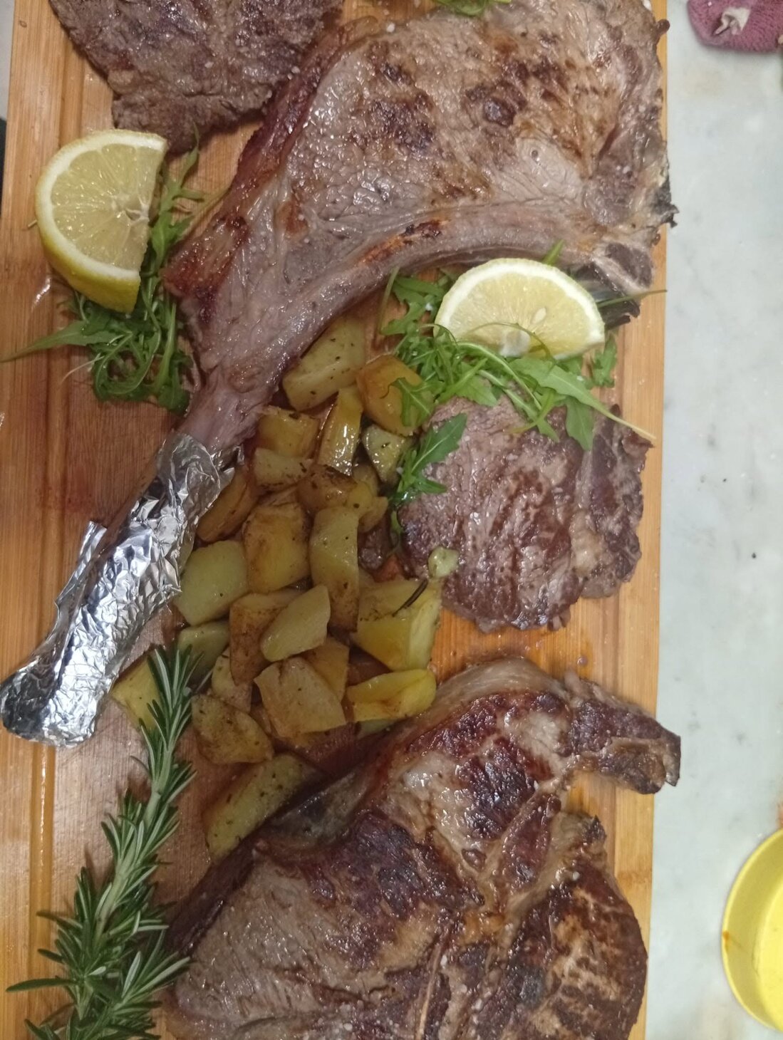 Piatto di grigliata mista con vari tagli di carne