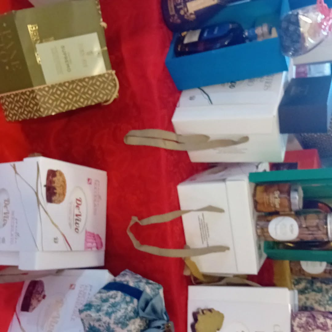 Cesta regalo con assortimento di prodotti tipici calabresi in negozio
