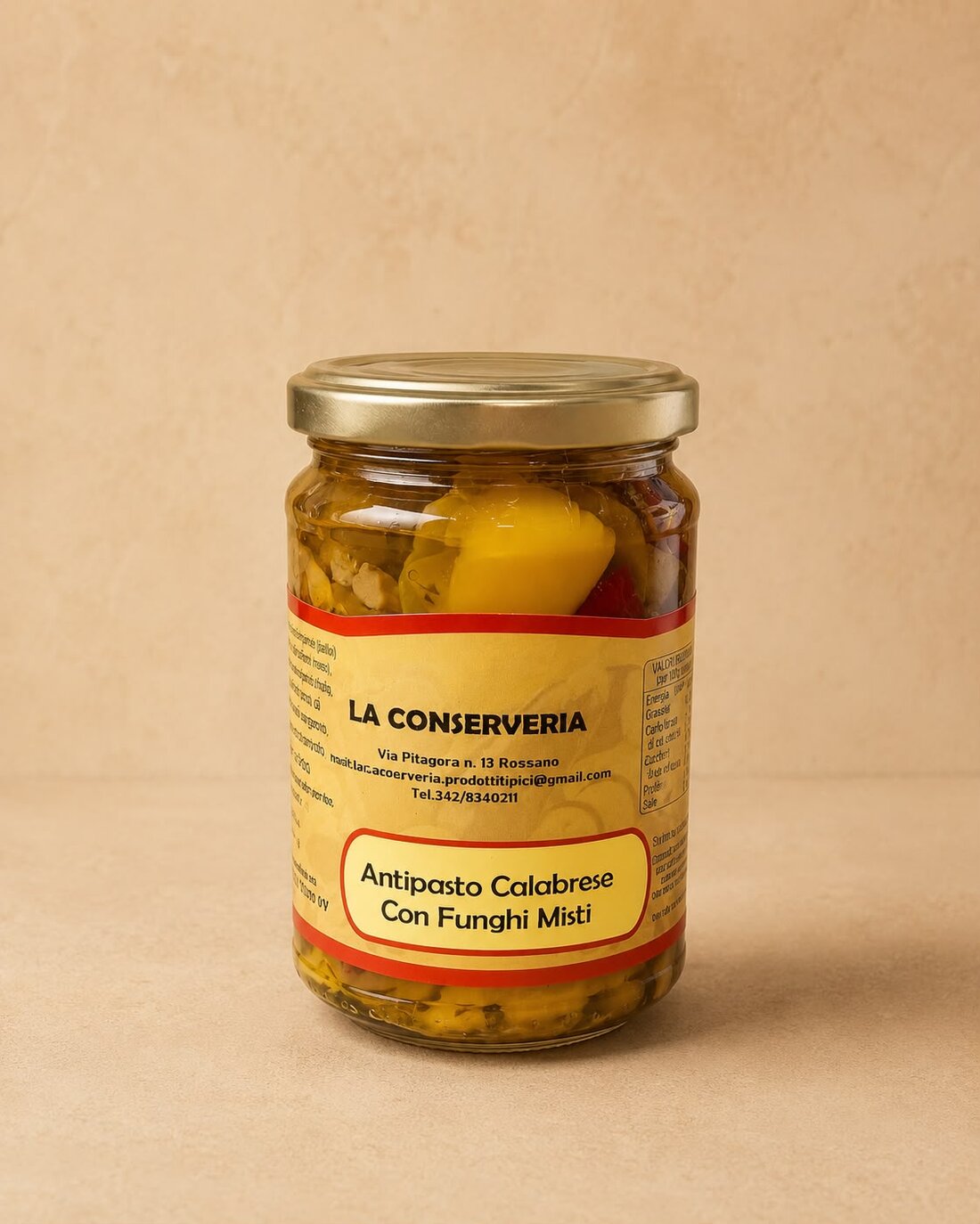 Scaffale con vasetti di conserve artigianali calabresi