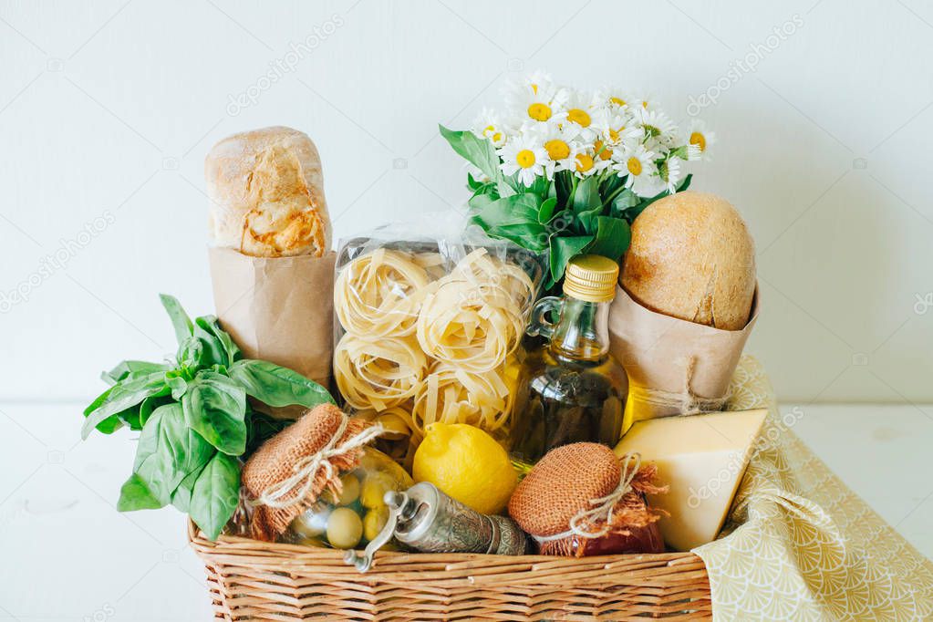 Cesta regalo con assortimento di prodotti tipici calabresi confezionati