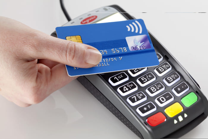 Pagamento online con carta di credito inserita in un computer portatile