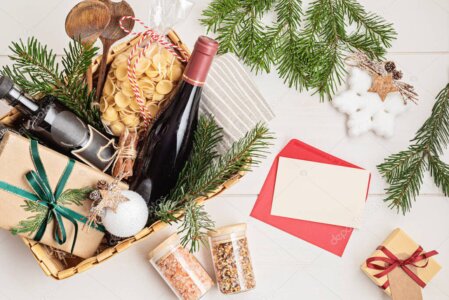 Cesto regalo con prodotti tipici calabresi confezionati con nastri