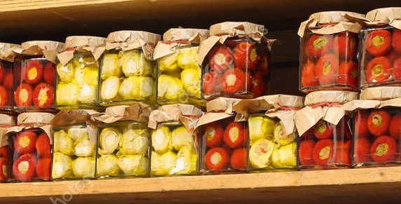 Ingredienti tipici calabresi come peperoncini, olio e verdure fresche
