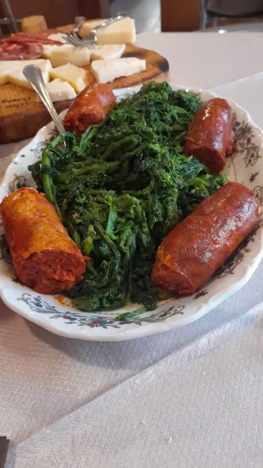 Sala ristorante rustica e accogliente con tavoli apparecchiati